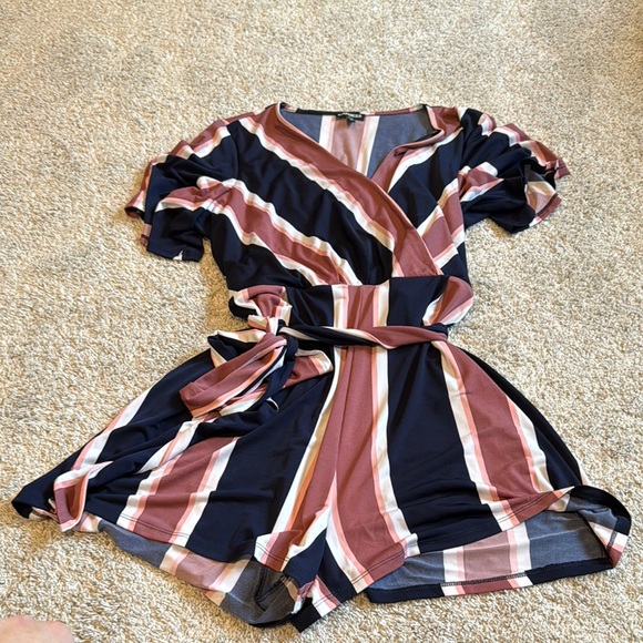 Express Pants - Express Wrap Short Romper: L